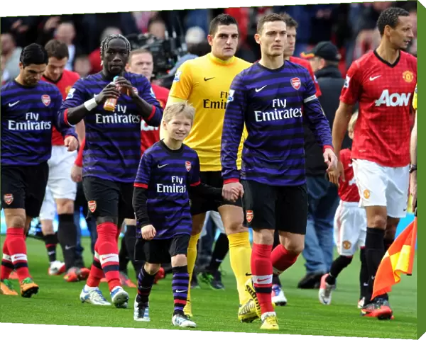 Arsenal Mascot walks out with Thomas Vermaelen (Arsenal). Manchester United 2: 1 Arsenal
