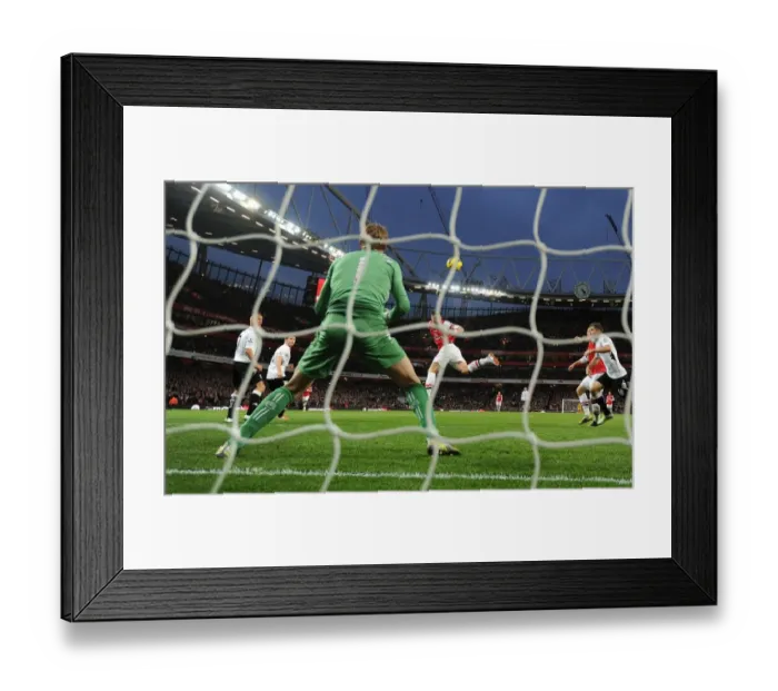 Framed Print : Olivier Giroud Scores Thrilling Header Against Fulham in Arsenal Victory