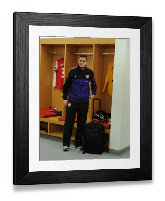 Framed Print : Arsenal's Vito Mannone Prepares for Arsenal v Fulham in the Premier League, 2012-13