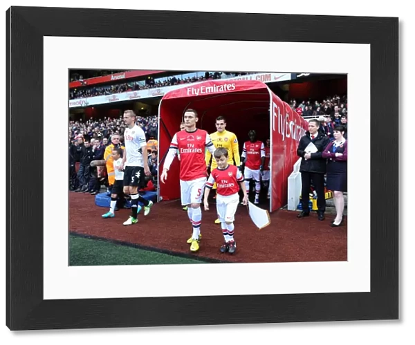 Thomas Vermaelen (Arsenal) leads out the team. Arsenal 3: 3 Fulham. Barclays Premier League