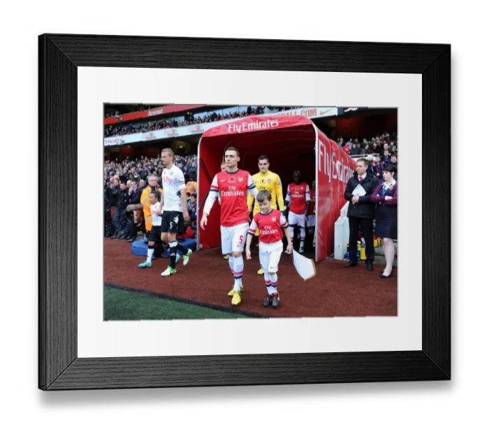 Framed Print : Thomas Vermaelen (Arsenal) leads out the team. Arsenal 3: 3 Fulham. Barclays Premier League