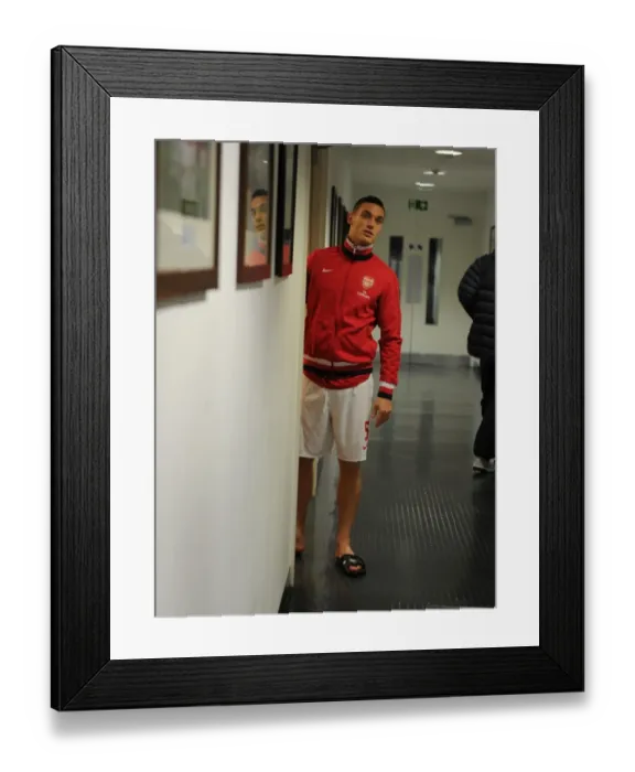Framed Print : Arsenal's Vermaelen Ready for Arsenal vs. Fulham Clash (2012-13 Premier League)