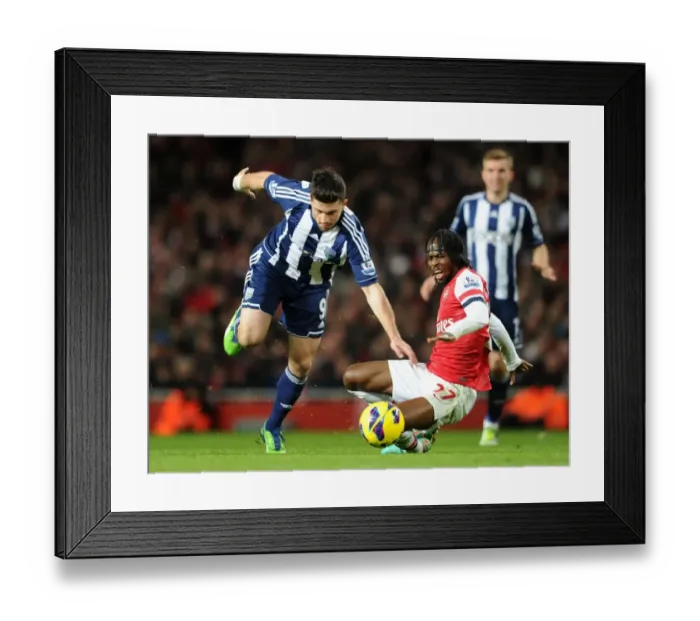Framed Print : Gervinho vs. Shane Long: Battle for the Ball at Arsenal v West Bromwich Albion (2012-13) Framed Print : Gervinho vs. Shane Long: Battle for the Ball at Arsenal v West Bromwich Albion (2012-13)