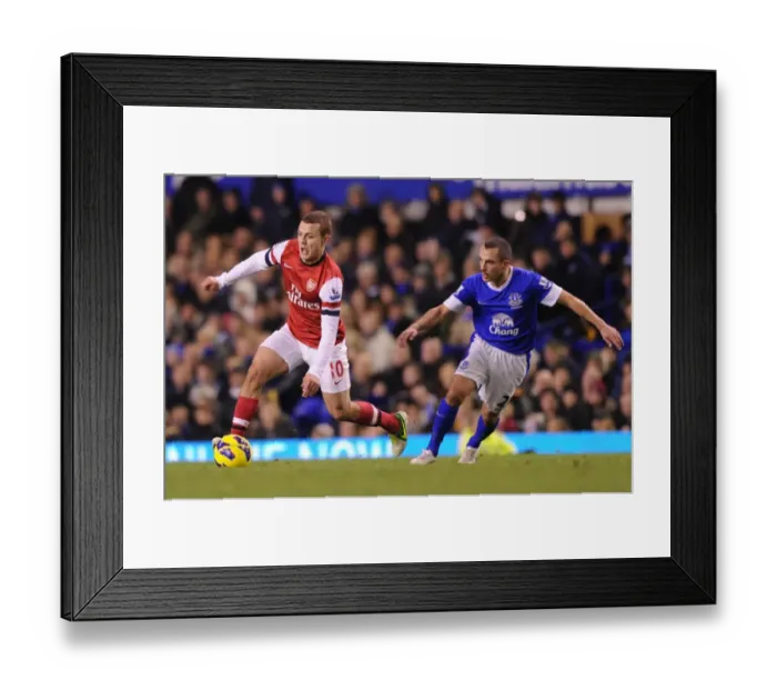 Framed Print : Jack Wilshere Outmaneuvers Leon Osman: Everton vs Arsenal, Premier League 2012-13