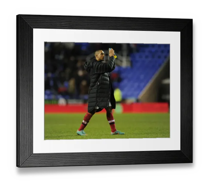 Framed Print : Theo Walcott Applauding Arsenal Fans: Reading vs Arsenal, Premier League 2012-13 Framed Print : Theo Walcott Applauding Arsenal Fans: Reading vs Arsenal, Premier League 2012-13