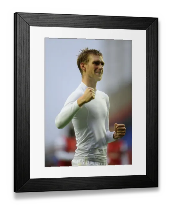 Framed Print : Per Mertesacker's Euphoric Moment: Arsenal's Victory Celebration at Wigan Athletic, 2012-13