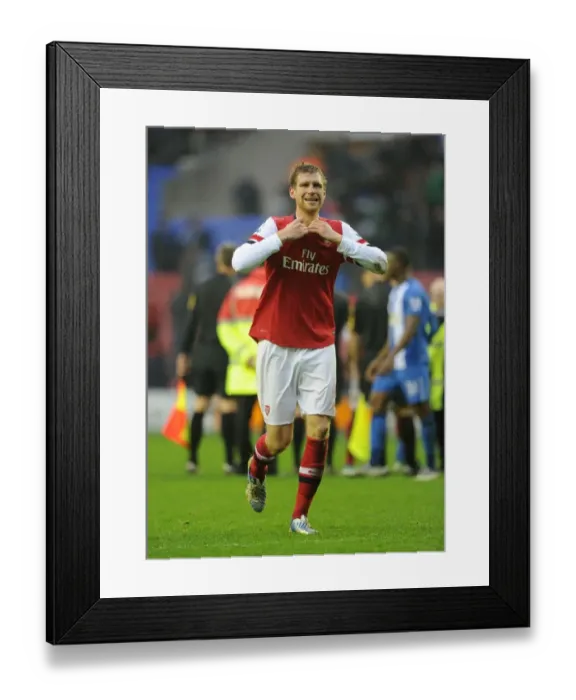 Framed Print : Per Mertesacker's Emotional Celebration: Arsenal's Win at Wigan Athletic (2012-13)