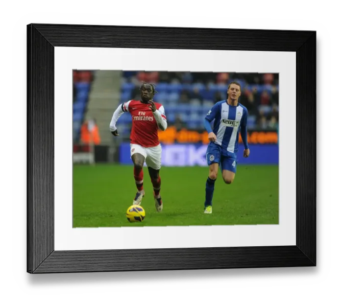 Framed Print : Bacary Sagna Outruns James McCarthy: Wigan Athletic vs Arsenal, Premier League, 2012