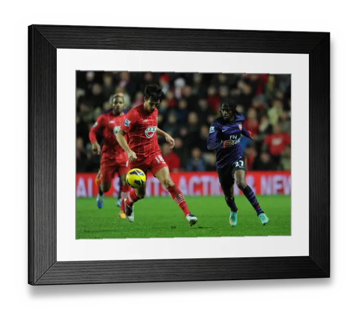 Framed Print : Gervinho (Arsenal) Jack Cork (Southampton). Southampton 1: 1 Arsenal. Barclays Premier League Framed Print : Gervinho (Arsenal) Jack Cork (Southampton). Southampton 1: 1 Arsenal. Barclays Premier League