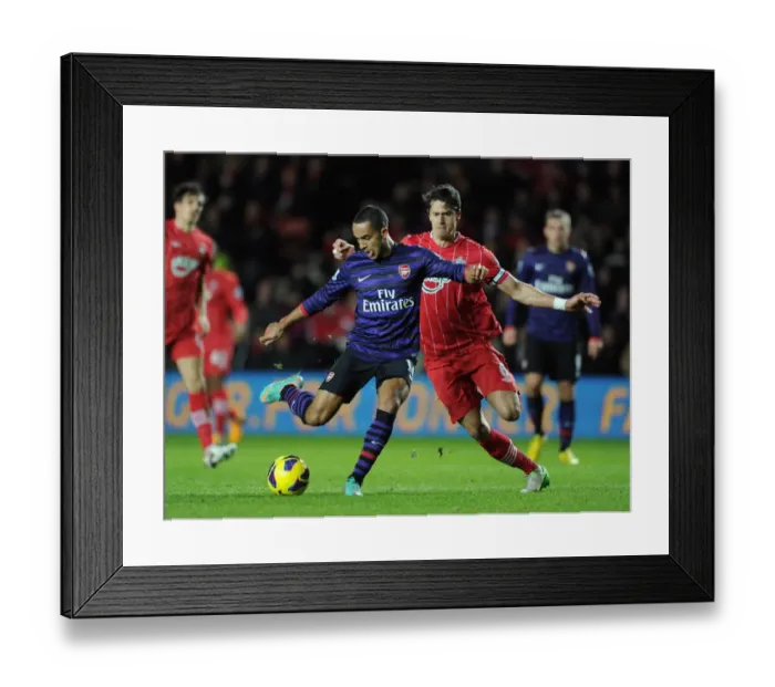 Framed Print : Theo Walcott (Arsenal) Jose Fonte (Southampton). Southampton 1: 1 Arsenal. Barclays Premier League