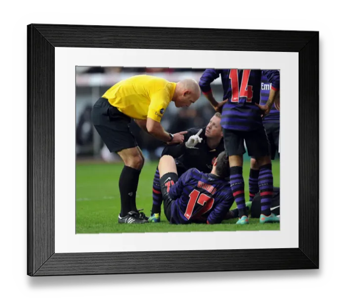 Framed Print : Arsenal Physio Colin Lewin treats Olivier Giroud (Arsenal) as Referee Howard Webb chats to him Framed Print : Arsenal Physio Colin Lewin treats Olivier Giroud (Arsenal) as Referee Howard Webb chats to him