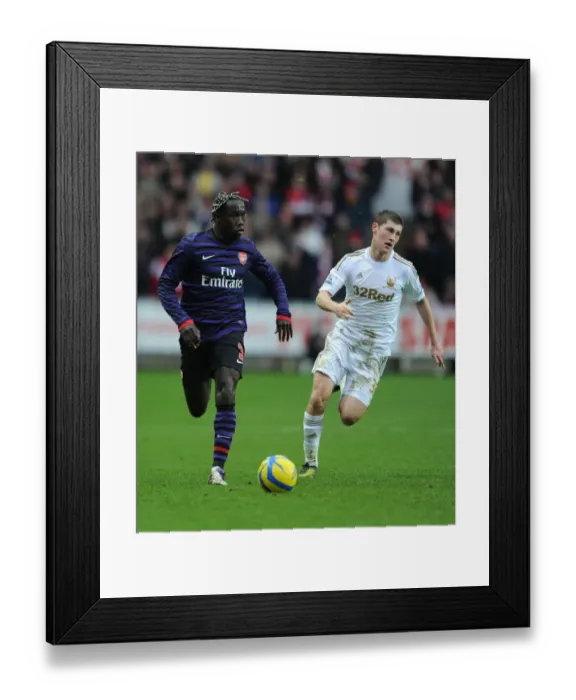 Framed Print : Bacary Sagna Outmaneuvers Ben Davies: Swansea vs Arsenal FA Cup Clash