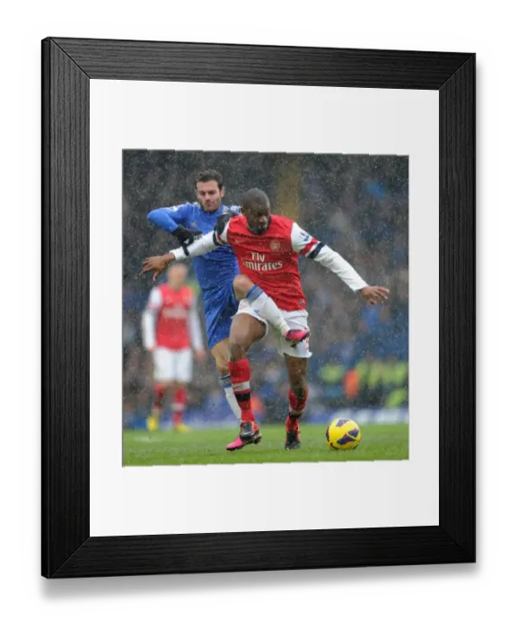 Framed Print : Abou Diaby vs Juan Mata: Battle at Stamford Bridge - Premier League 2012-13 Framed Print : Abou Diaby vs Juan Mata: Battle at Stamford Bridge - Premier League 2012-13