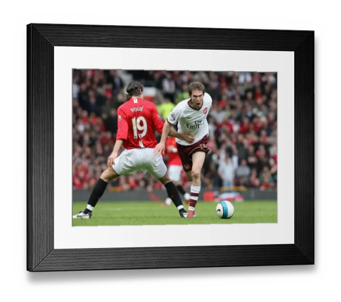 Framed Print : Alex Hleb (Arsenal) Gerard Pique (Manchester United) Framed Print : Alex Hleb (Arsenal) Gerard Pique (Manchester United)