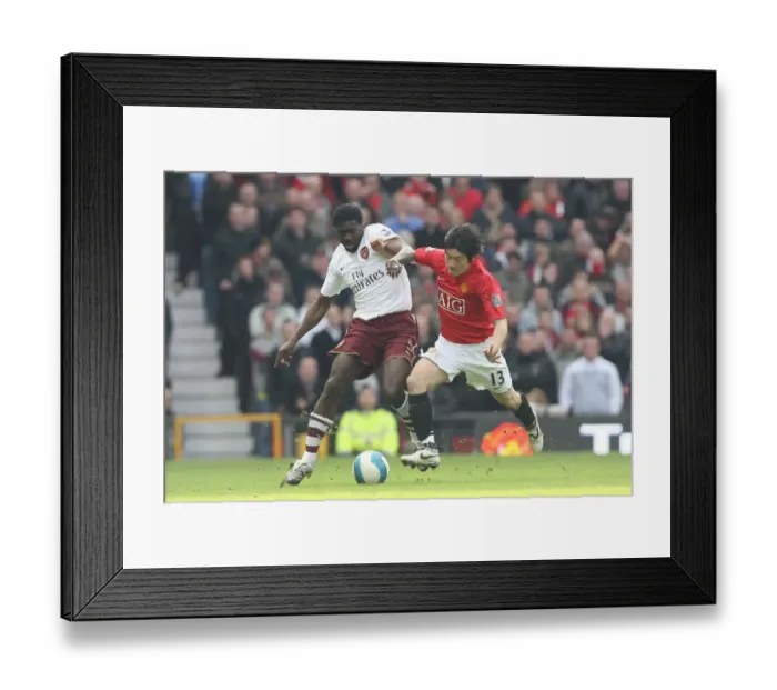 Framed Print : Kolo Toure (Arsenal) Ji Sung Park (Manchester United) Framed Print : Kolo Toure (Arsenal) Ji Sung Park (Manchester United)