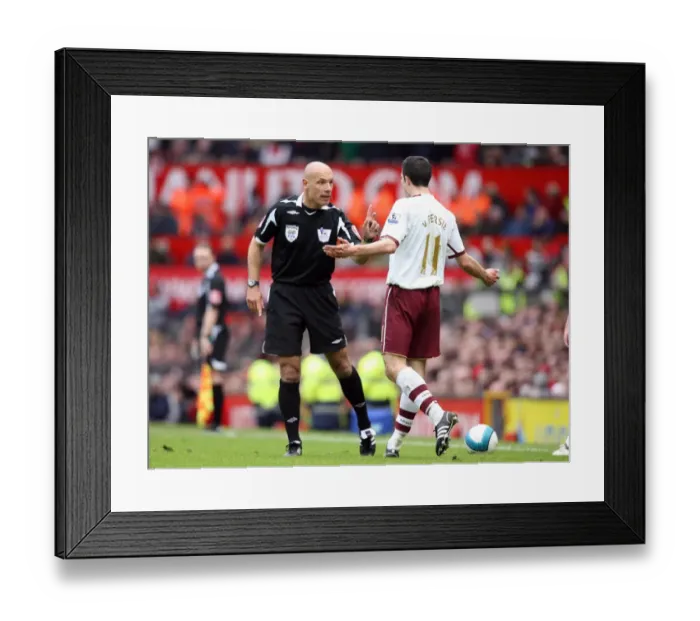 Framed Print : Robin van Persie (Arsenal) complains to referee Howard Webb Framed Print : Robin van Persie (Arsenal) complains to referee Howard Webb