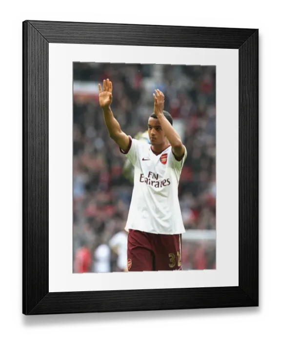 Framed Print : Theo Walcott waves to the Arsenal fabs after the match