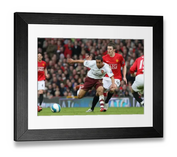 Framed Print : Theo Walcott (Arsenal) Michael Carrick (Manchester United) Framed Print : Theo Walcott (Arsenal) Michael Carrick (Manchester United)