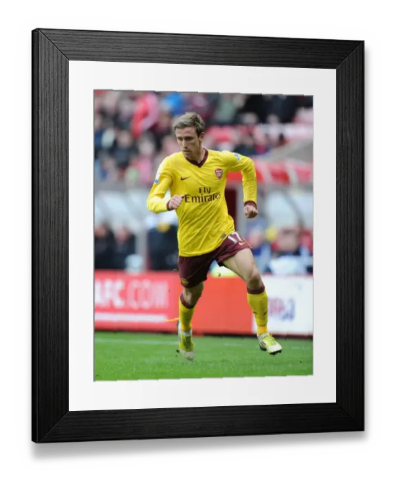 Framed Print : Nacho Monreal Focuses in Sunderland vs Arsenal Premier League Clash
