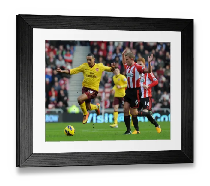 Framed Print : Theo Walcott Outmaneuvers Lee Cattermole: Sunderland vs. Arsenal, Premier League 2012-13
