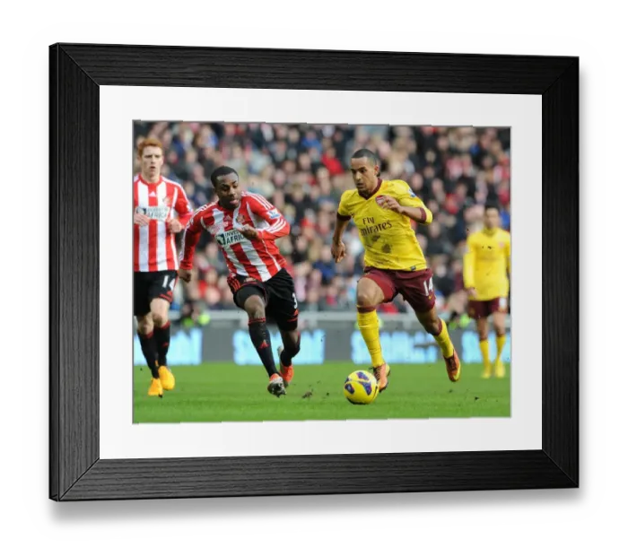 Framed Print : Theo Walcott Outspeeds Danny Rose in Sunderland vs Arsenal Premier League Clash Framed Print : Theo Walcott Outspeeds Danny Rose in Sunderland vs Arsenal Premier League Clash