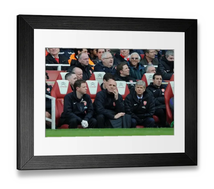 Framed Print : (L-R) Colin Lewin (Physio), Steve Bould (Assistant Manager) and Arsene Wenger (Manager) Framed Print : (L-R) Colin Lewin (Physio), Steve Bould (Assistant Manager) and Arsene Wenger (Manager)