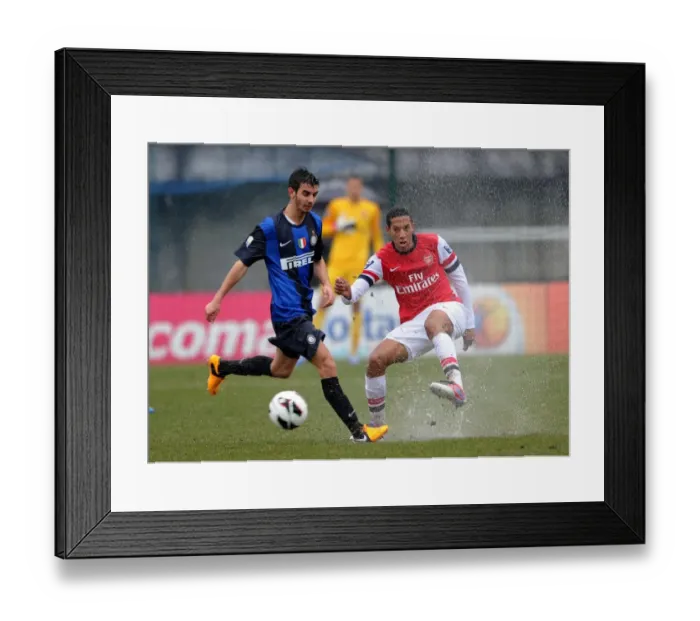 Framed Print : Isaac Hayden vs. Gabbianelli: Tense Moment at Inter Milan U19 vs. Arsenal U19 NextGen Series