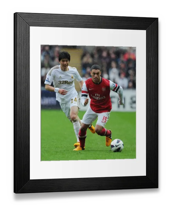 Framed Print : Arsenal's Alex Oxlade-Chamberlain Outmaneuvers Ki Sung-Yueng of Swansea Framed Print : Arsenal's Alex Oxlade-Chamberlain Outmaneuvers Ki Sung-Yueng of Swansea
