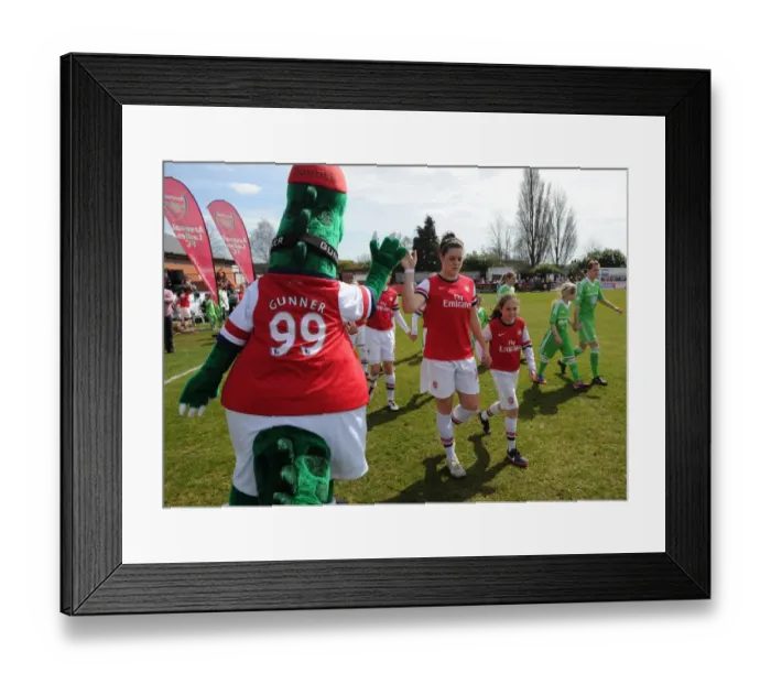 Framed Print : Jennifer Beattie (Arsenal) with Gunner before the match. Arsenal Ladies 0: 2 Wolfsburg Framed Print : Jennifer Beattie (Arsenal) with Gunner before the match. Arsenal Ladies 0: 2 Wolfsburg