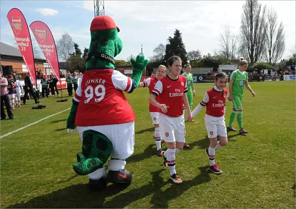 Niamh Fahey (Arsenal) with Gunner before the match. Arsenal Ladies 0: 2 Wolfsburg