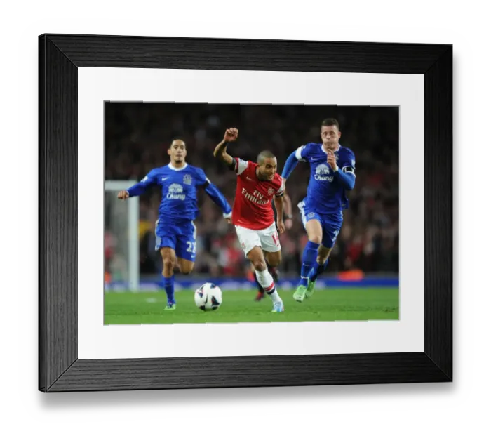 Framed Print : Theo Walcott Outpaces Ross Barkley: Arsenal vs Everton, Premier League 2012-13