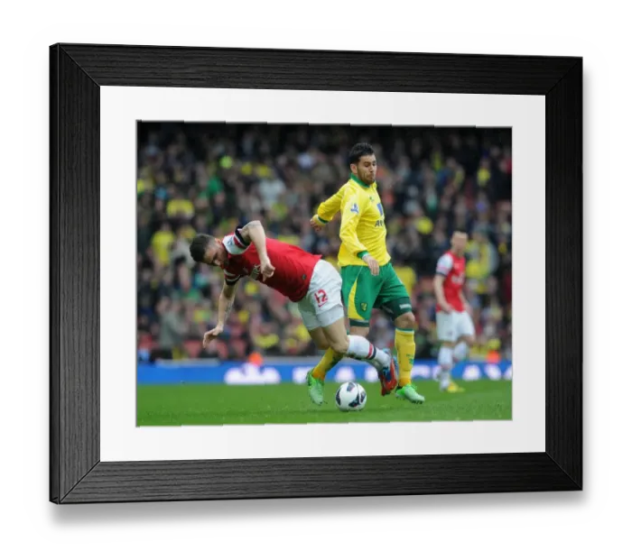 Framed Print : Olivier Giroud (Arsenal) Bradley Johnson (Norwich). Arsenal 3: 1 Norwich City. Barclays