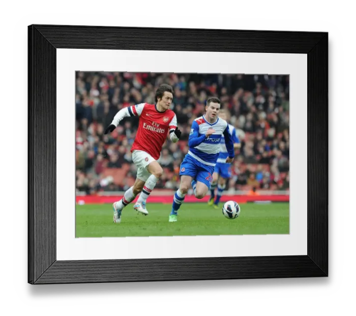 Framed Print : Arsenal's Tomas Rosicky Outmaneuvers Reading's Danny Guthrie during the Premier League Match