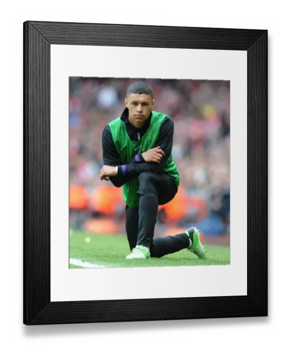 Framed Print : Arsenal's Alex Oxlade-Chamberlain Faces Off Against Manchester United in the Premier League Framed Print : Arsenal's Alex Oxlade-Chamberlain Faces Off Against Manchester United in the Premier League