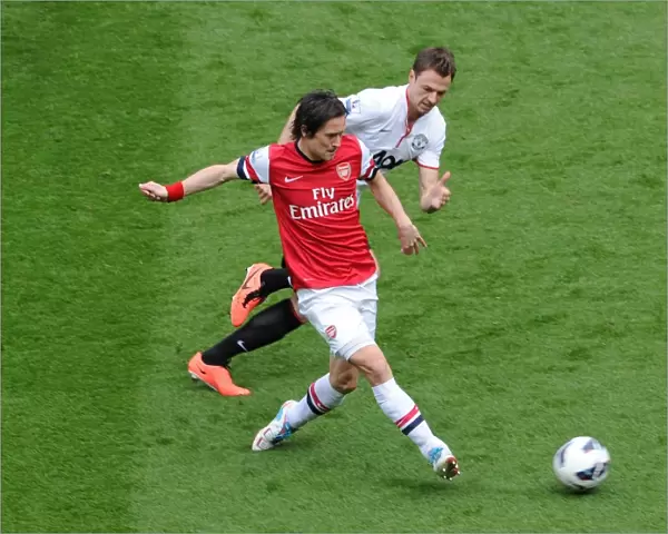 Tomas Rosicky (Arsenal) passes the ball to set up Walcotts goal past Jonny Evans (Man Utd)
