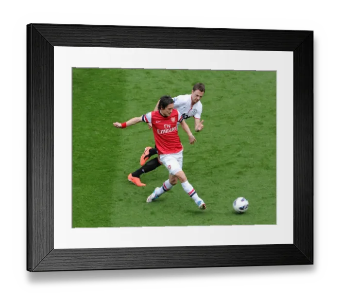 Framed Print : Tomas Rosicky (Arsenal) passes the ball to set up Walcotts goal past Jonny Evans (Man Utd)