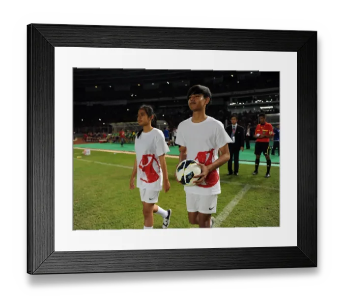 Framed Print : Save the Children ball carriers. Indonesia Dream Team 0: 7 Arsenal. Pre Season Friendly Framed Print : Save the Children ball carriers. Indonesia Dream Team 0: 7 Arsenal. Pre Season Friendly