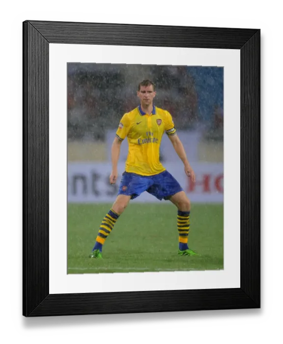 Framed Print : Per Mertesacker in Action: Vietnam vs. Arsenal (2013-14) Framed Print : Per Mertesacker in Action: Vietnam vs. Arsenal (2013-14)