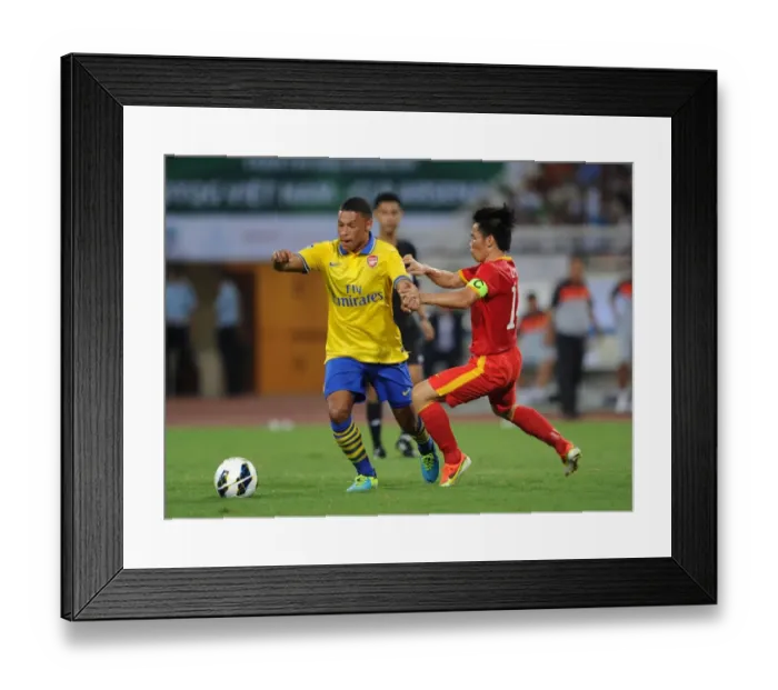 Framed Print : Alex Oxlade-Chamberlain vs Le Tan Tai: Vietnam vs Arsenal Friendly, 2013