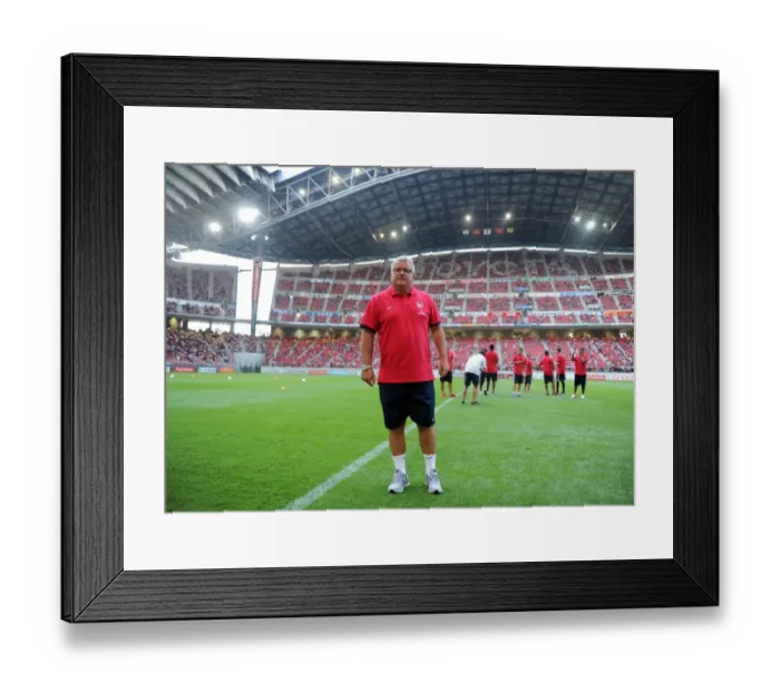 Framed Print : Neil Banfield (Arsenal 1st Team Coach). Nagoya Grampus 1: 3 Arsenal. Pre Season Friendly