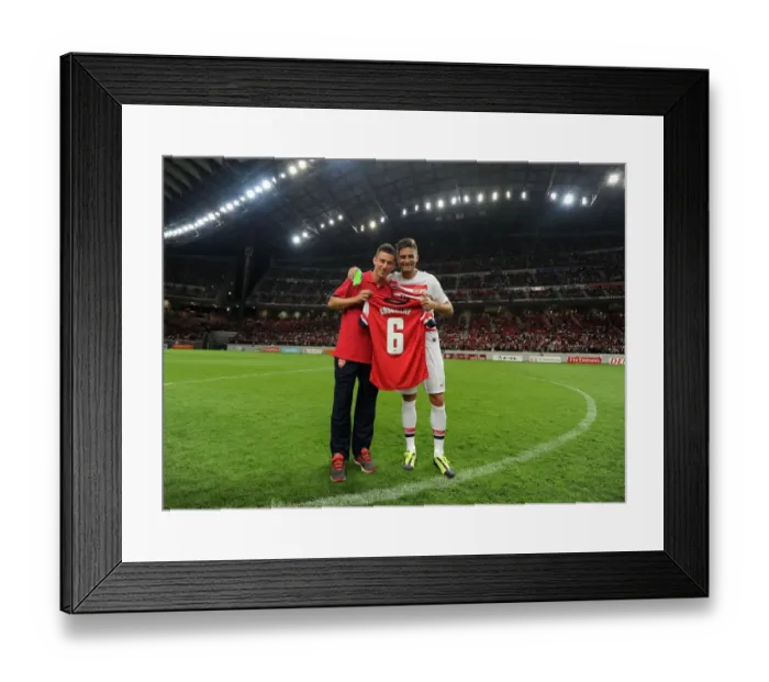 Framed Print : Arsenal's Koscielny and Giroud Post-Match: Nagoya Grampus 2013-14 Framed Print : Arsenal's Koscielny and Giroud Post-Match: Nagoya Grampus 2013-14
