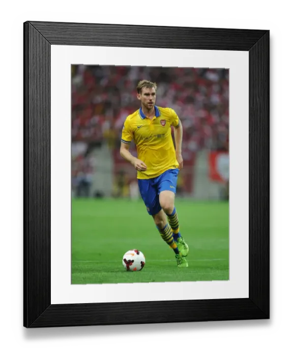 Framed Print : Per Mertesacker in Action: Arsenal vs Urawa Red Diamonds, Japan 2013