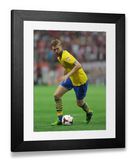 Framed Print : Per Mertesacker in Action: Arsenal vs Urawa Red Diamonds, Japan 2013 Framed Print : Per Mertesacker in Action: Arsenal vs Urawa Red Diamonds, Japan 2013