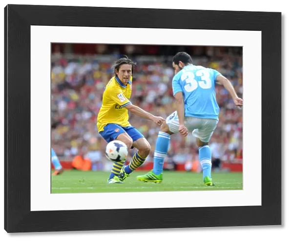 Tomas Rosicky (Arsenal) Raul Albiol (Napoli). Arsenal 2: 2 Napoli. Emirates Cup Day One