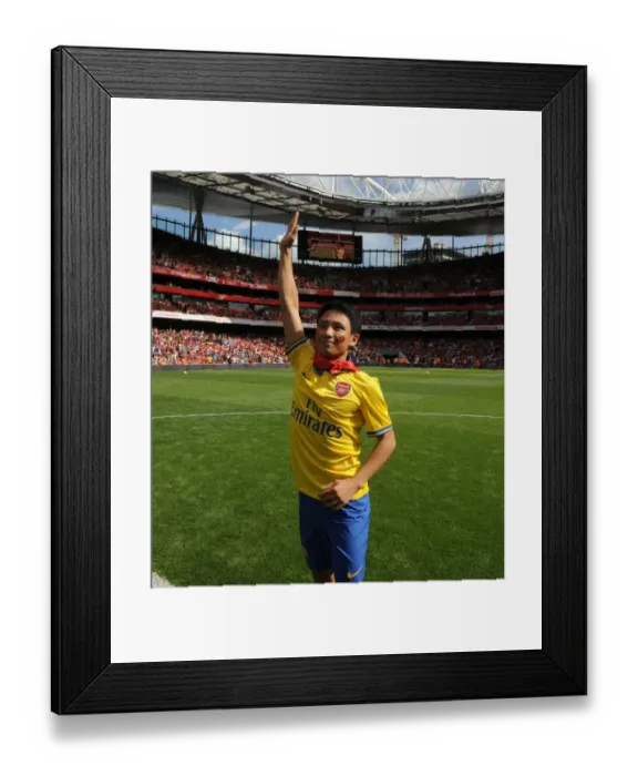 Framed Print : The Running Man's Epic Welcome: Arsenal vs Napoli, Emirates Cup 2013
