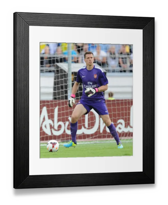 Framed Print : Wojciech Szczesny: Arsenal's Star Goalkeeper in Action against Manchester City (2013-14 Pre-Season)
