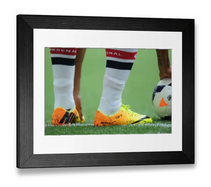 Framed Print : Theo Walcott in Action: Arsenal vs Aston Villa, Premier League 2013-14