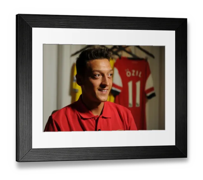 Framed Print : Arsenal's New Signing Mesut Ozil at Photo Shoot in Munich Framed Print : Arsenal's New Signing Mesut Ozil at Photo Shoot in Munich