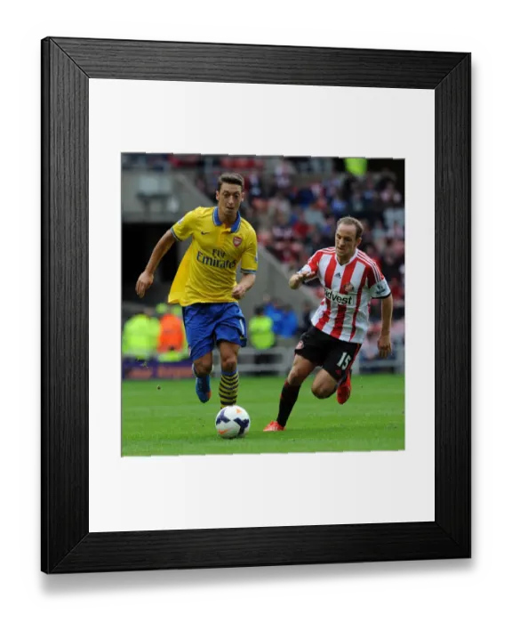 Framed Print : Mesut Ozil Outpaces David Vaughan: Sunderland vs Arsenal, Premier League 2013-14 Framed Print : Mesut Ozil Outpaces David Vaughan: Sunderland vs Arsenal, Premier League 2013-14