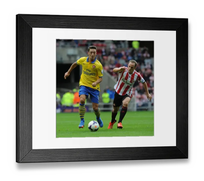 Framed Print : Mesut Ozil Outpaces David Vaughan: Sunderland vs. Arsenal, Premier League 2013-14